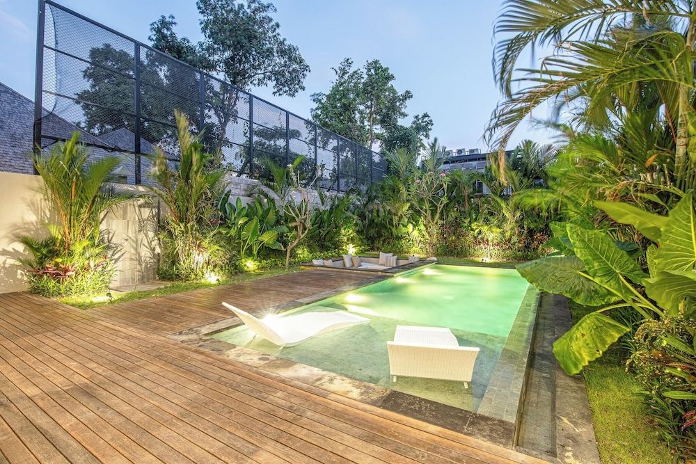 Opulent 5BR Modern Villa 400m From the Ocean