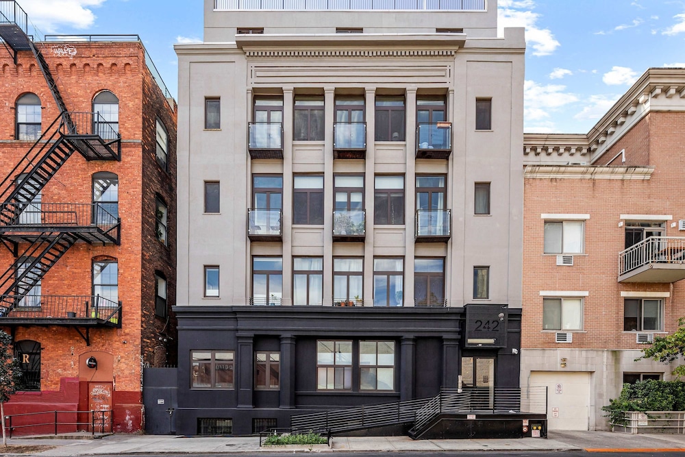 Havemeyer by Rove Travel Duplex Loft w Terrace