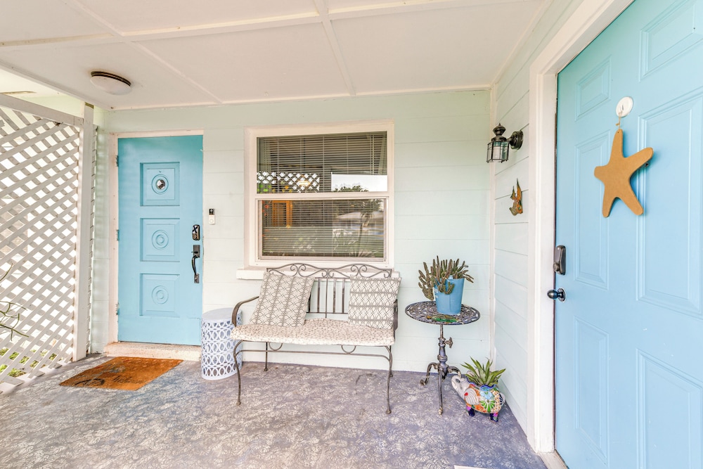 Backyard Hangouts: Bradenton Home Near Dining!