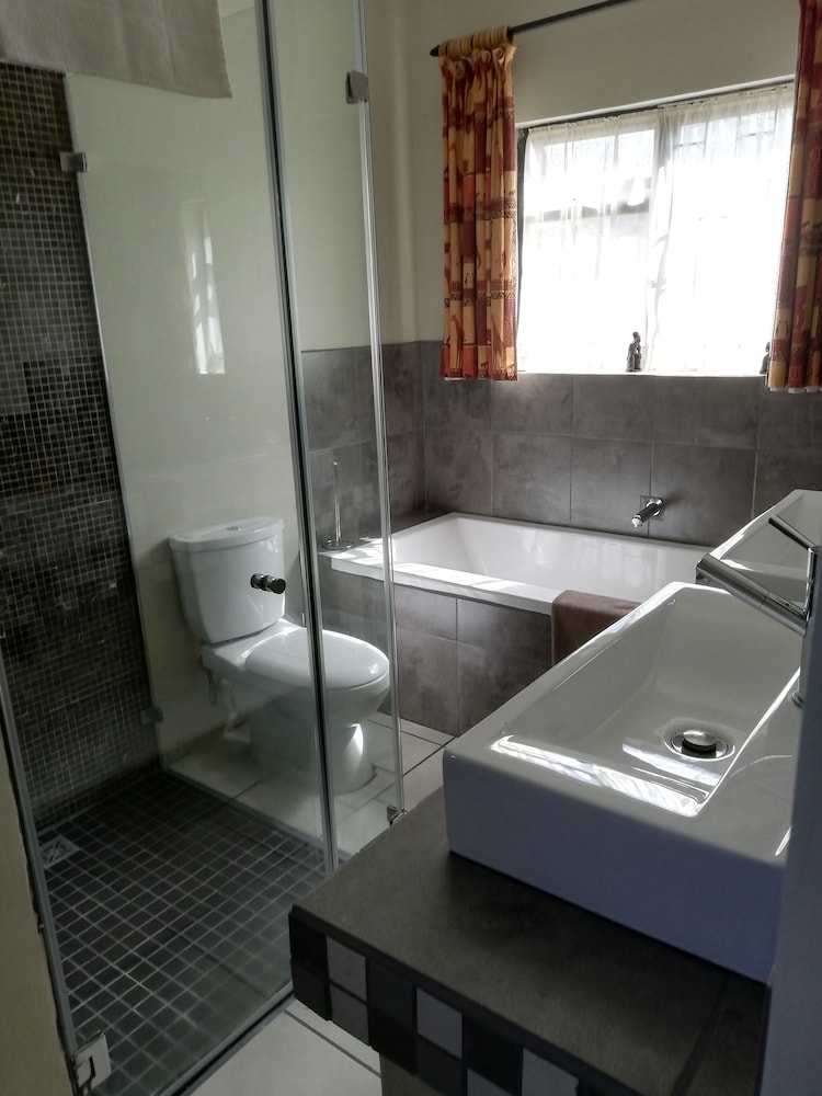 Inyathi Guest Lodge & Self Catering Chalets