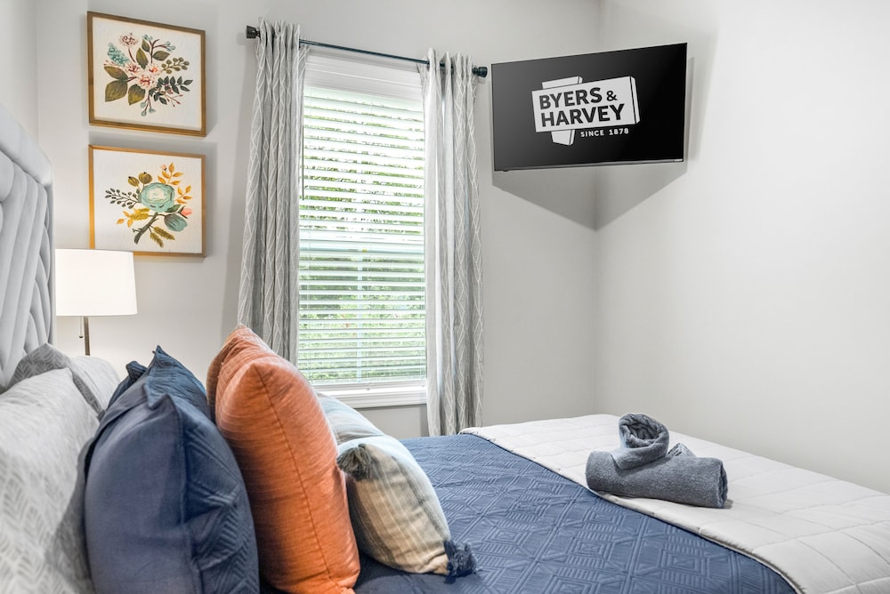 Adam's Downtown Retreat w/ Rooftop Access