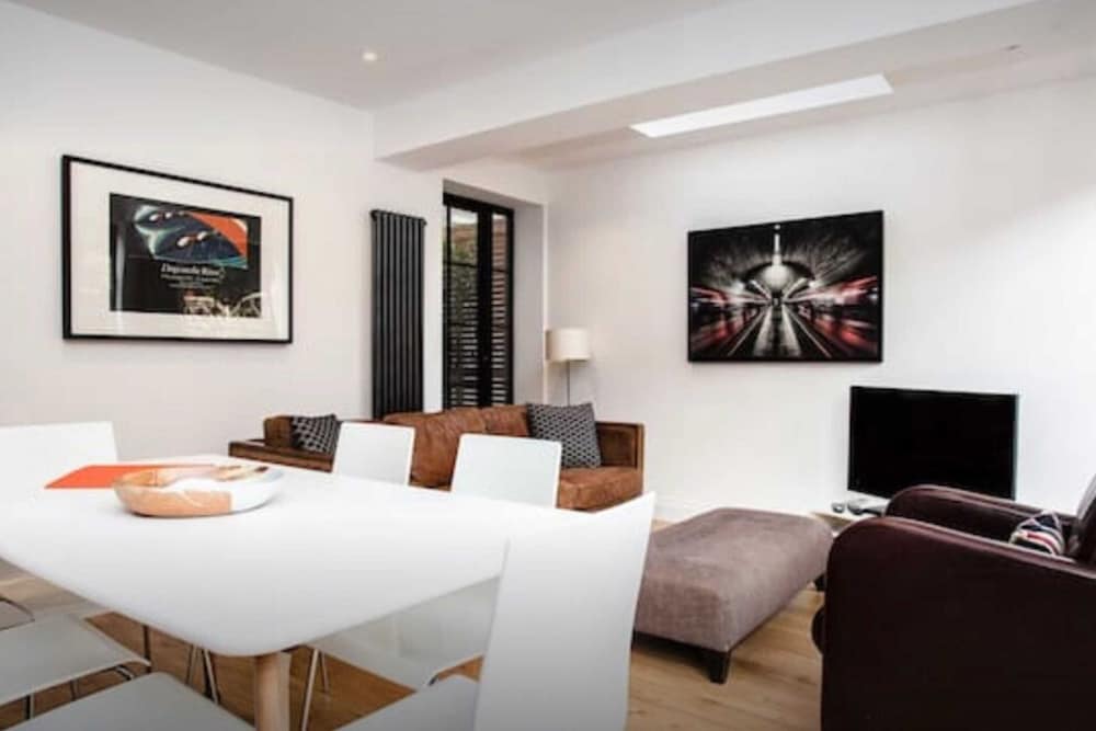 Stylish Newly Refurbished 2 Bedroom Flat With Terrace