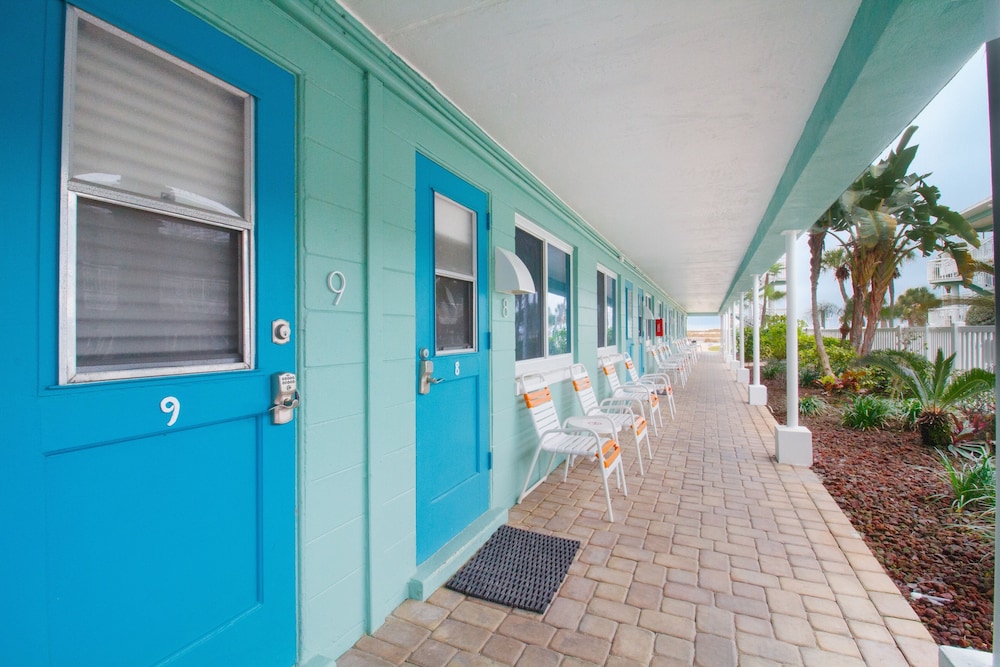 Tropic Terrace #9 - Beachfront Rental Studio Bedroom Condo by RedAwning view 5