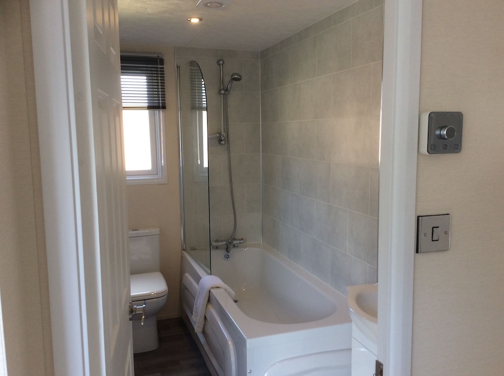 2 Bed Luxury Lodge With Hot Tub Allerthorpe York view 5
