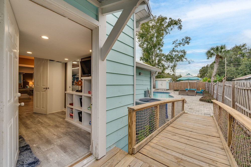 Family Home w/ Private Pool: 24 Mi to Disney!