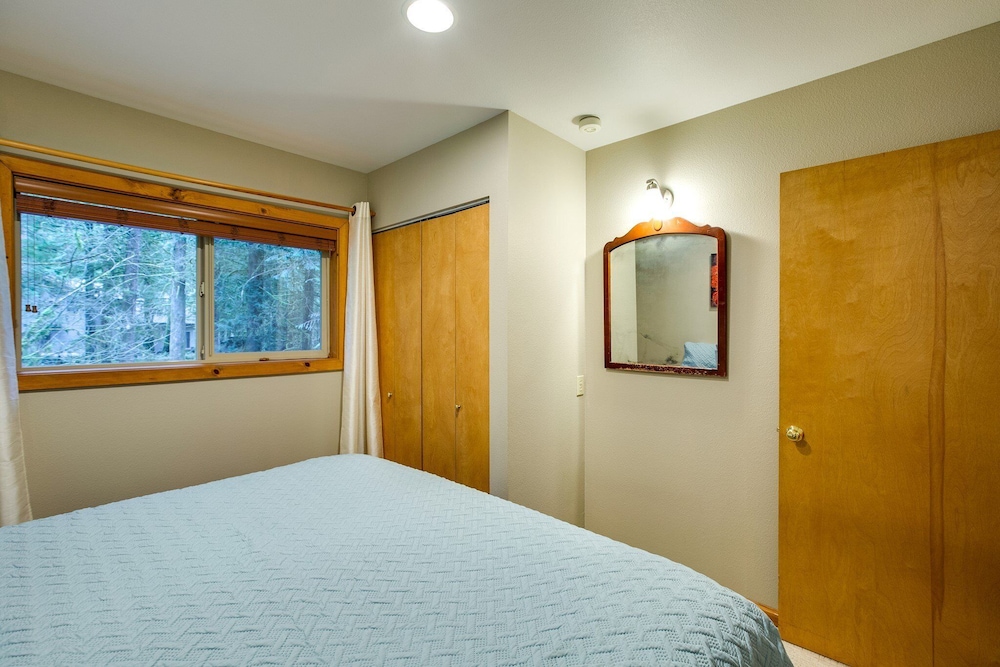 Mt Baker Lodging Cabin 40 - HOT TUB, PETS, SLEEPS 8! by MBL view 4