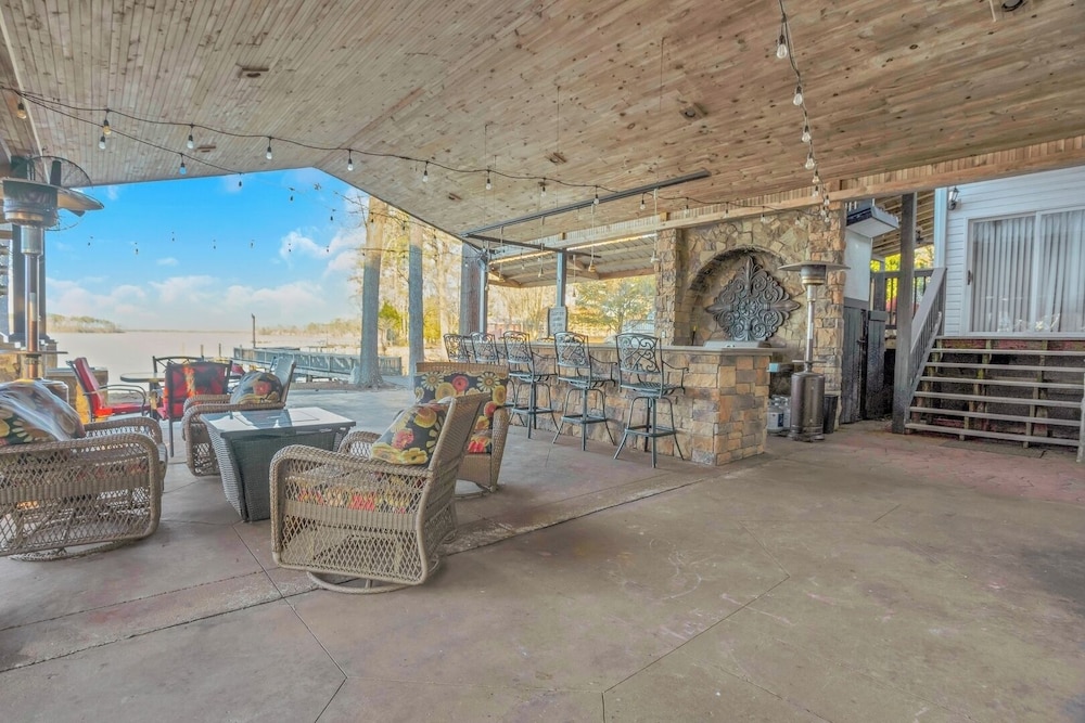 Luxury Lakefront 4br: Jacuzzi, Game Room & Wi-fi
