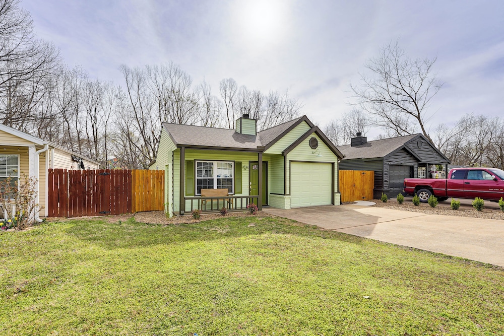 1 Mi to Dtwn: Bentonville Retreat w/ Patio