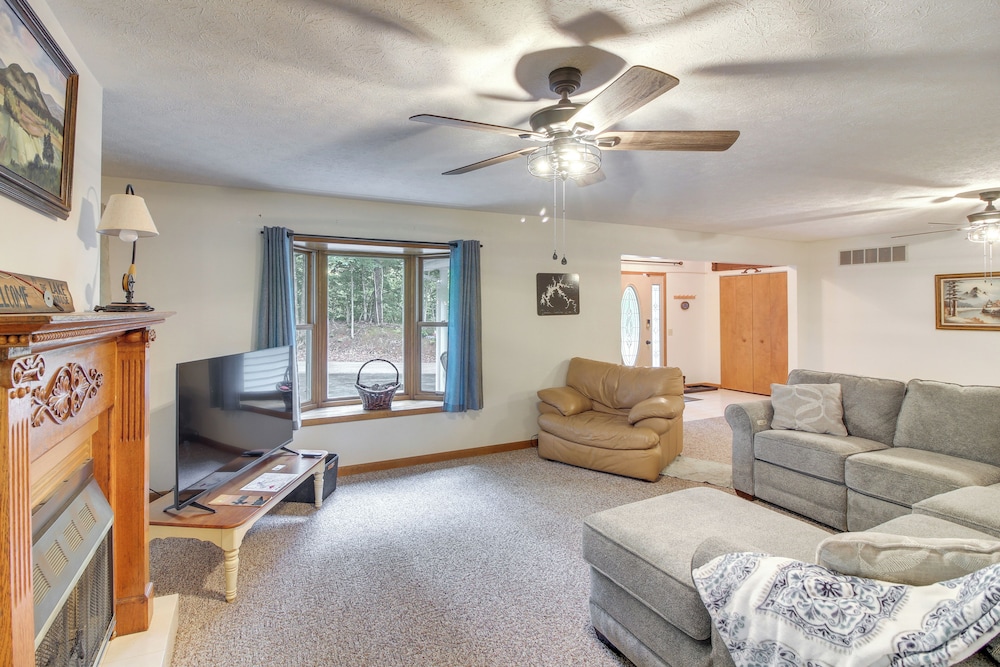 Family Home w/ Game Room! 1 Mi to Dale Hollow Lake
