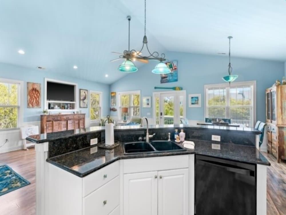 Atlantis Blue - Relaxing Beach Getaway Home Directly Across The Street From Beach Access! 5 Bedroom Home by RedAwning