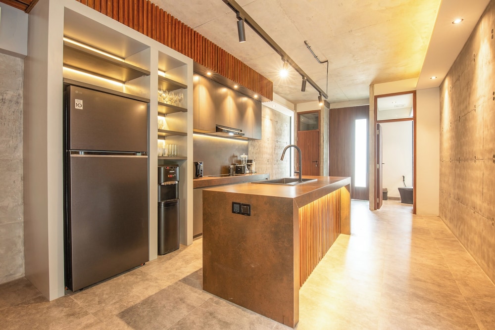 Robyn s Villa New Modern 4 BR Villa Canggu