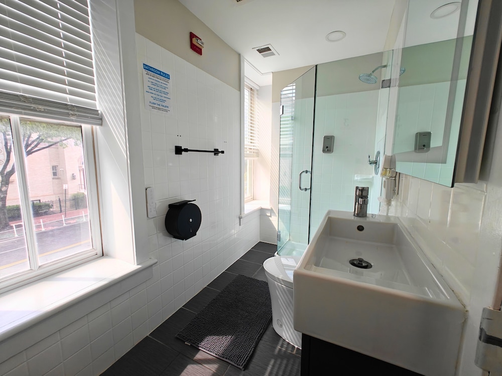 I Street Capsule Hostel