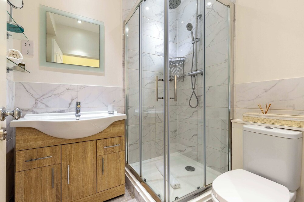Elegant Two Bedroom Flat in Redcliffe Gardens