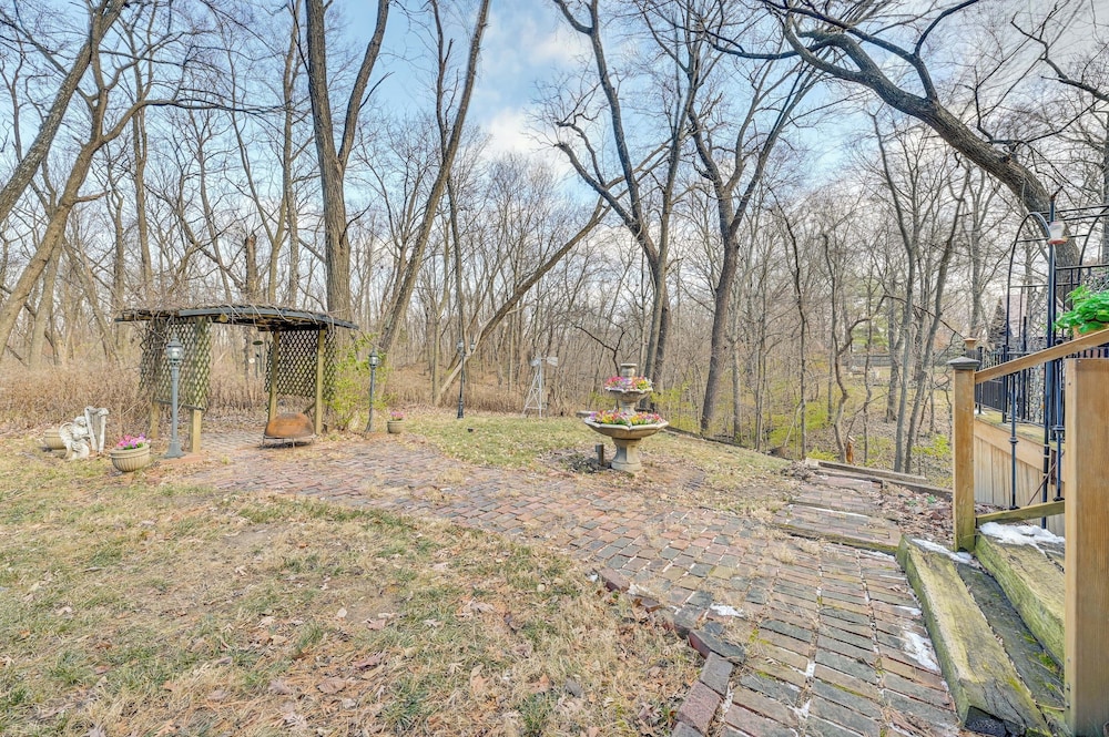 Walk to Saylorville Lake: Spacious Home w/ Deck!