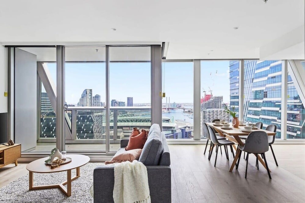 A Stylish 3BR Apt With Harbour Views, Free Parking