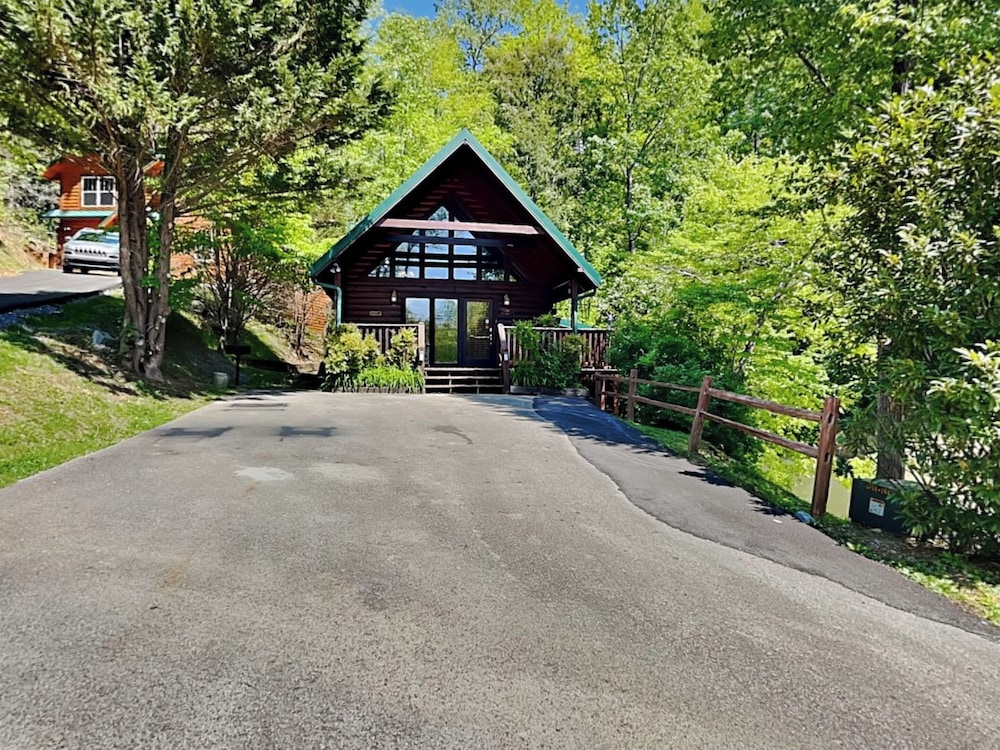 Hugs 'N Kisses by Jackson Mountain Rentals