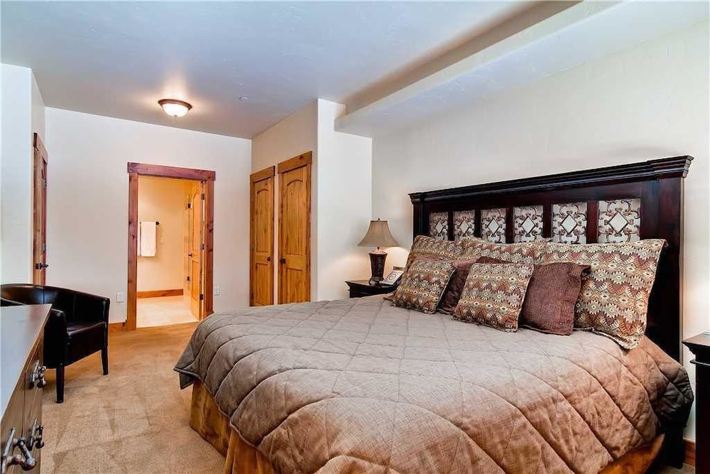5112 Emerald Lodge, Trappeur's Crossing Apartment 2
