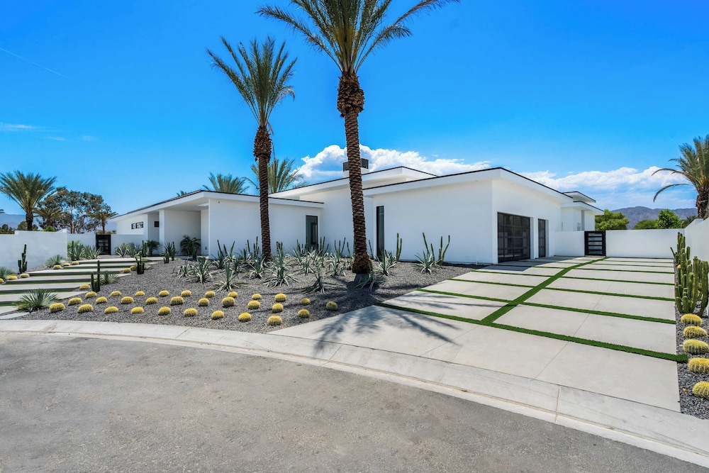 Sleeps 26 Pool, Hot Tub, Pickleball & Putting Green Bravo Villa #12 by Avantstay