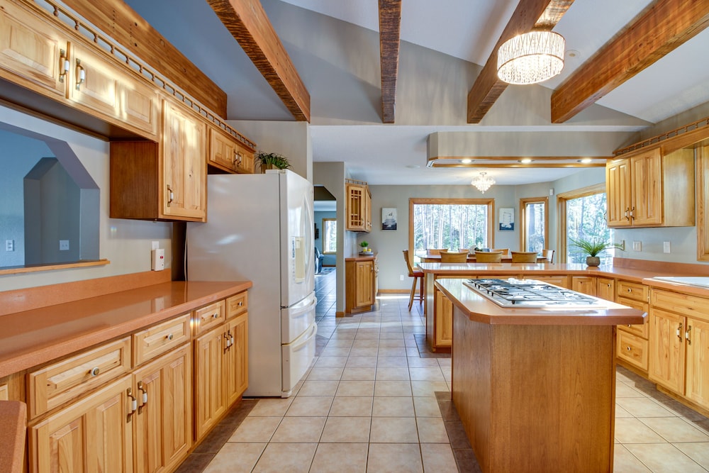 Peaceful Hibbing Getaway: Heated Floors, Fire Pit!