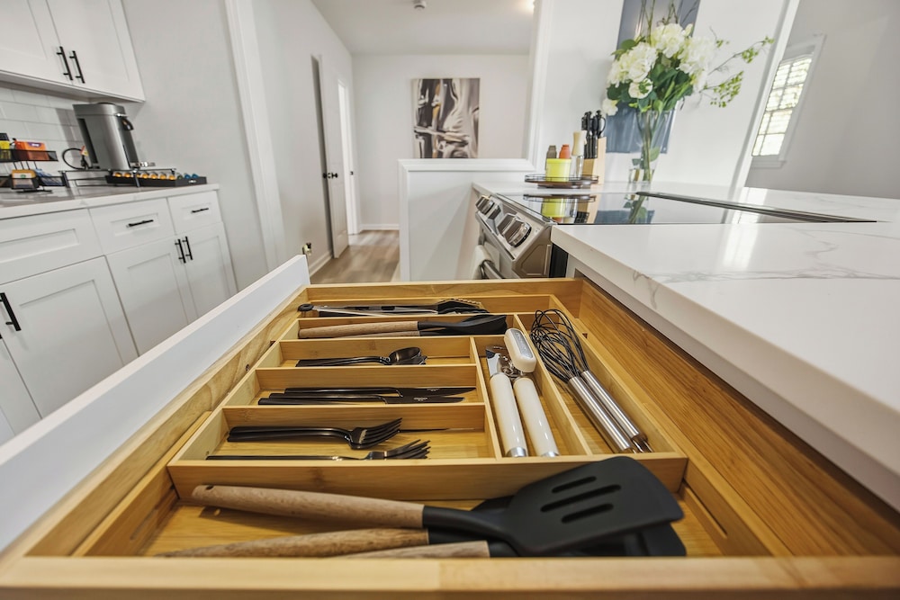 Modern Newly Renovated 3-bedroom in Historic West End