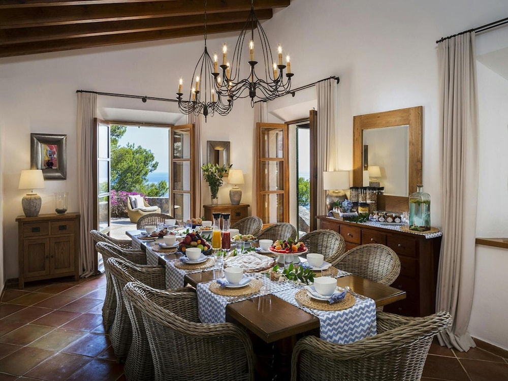 Elegant Villa With Communal Space