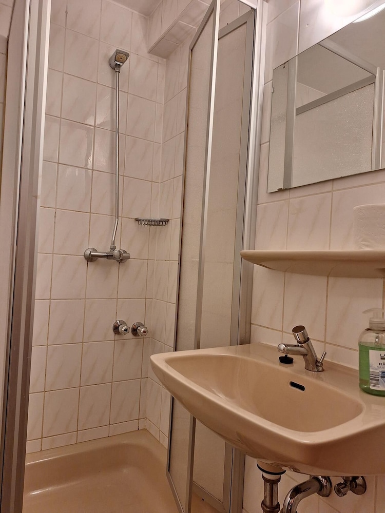 2-Rent Group Hostel Rooms AUB162