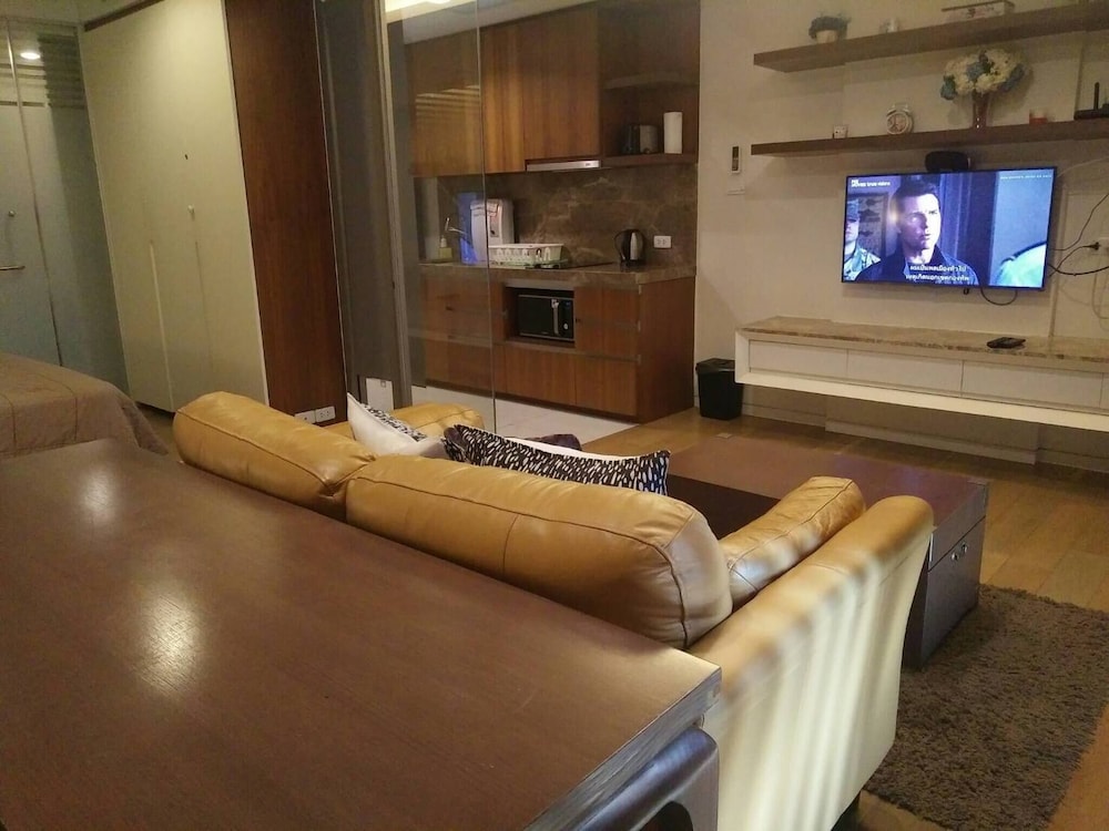 S39- 1 Bedroom Downtown Apt With Balcony and Pool
