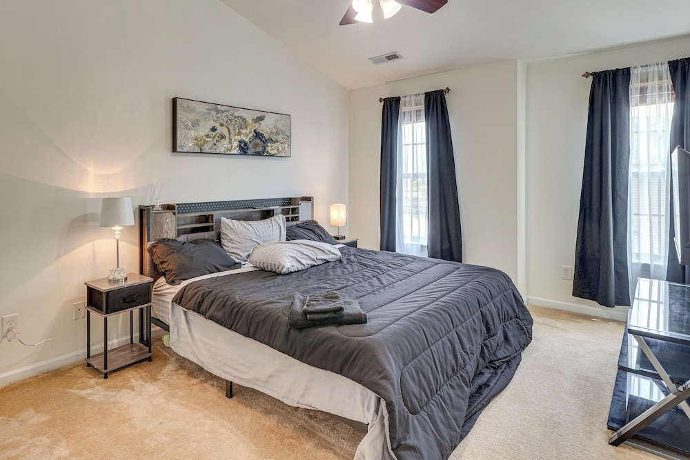6 Mi to Dtwn Raleigh: Townhome w/ Fenced Patio!