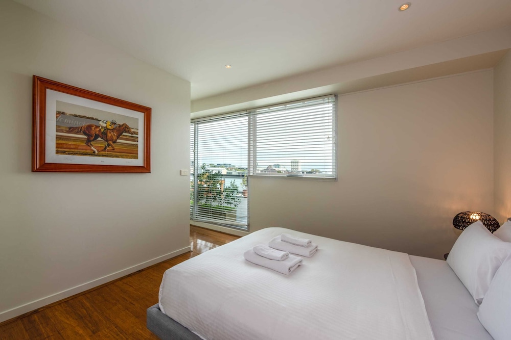 Beautiful 1-bed in St Kilda w/ Parking & Terrace