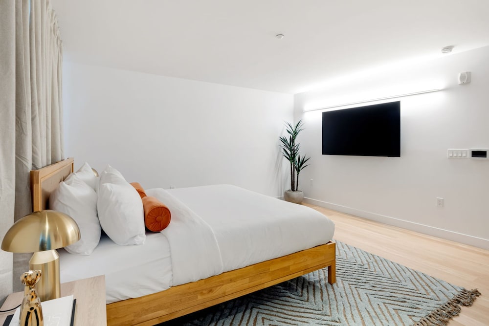 The Santa Monica Sunset - Beachfront Luxury