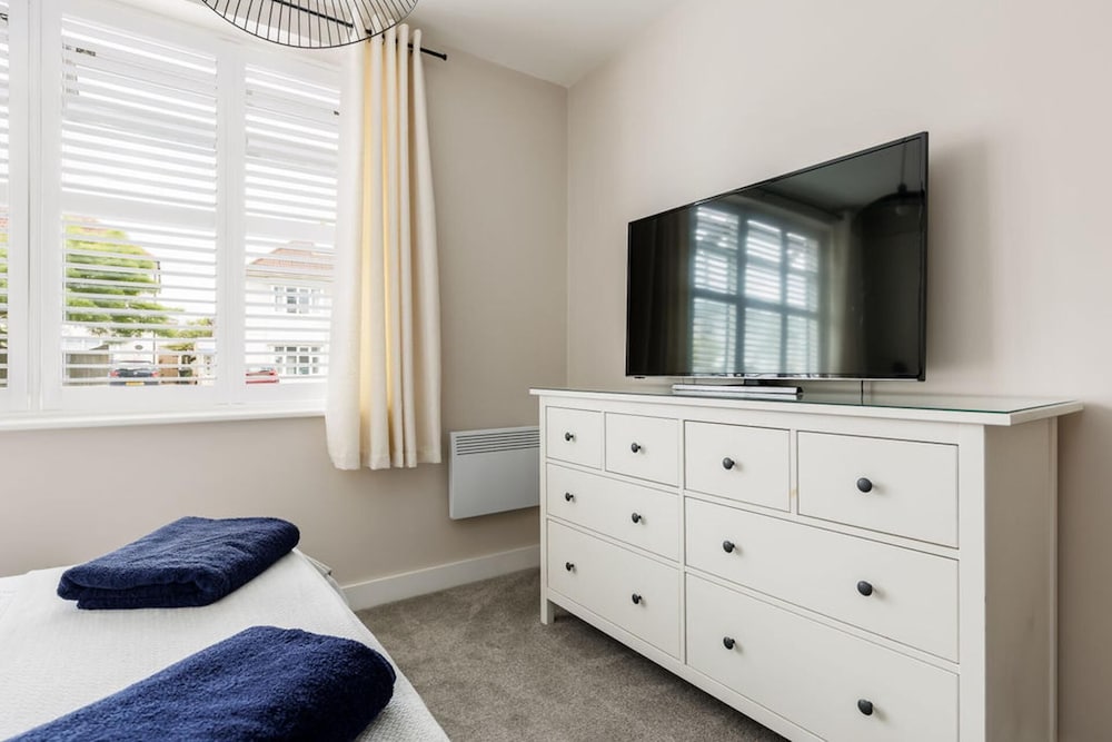 Modern 2bed Flat, Parking, Close to Beach & Shops view 3