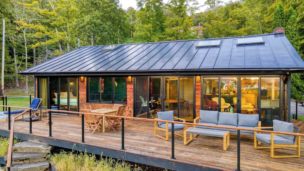 Modern Catskills Escape w/ Open Living, Steam Shower, Fireplace & Hot Tub w/ Mountain Views, Minutes From Woodstock & Trails Suncliff Vista