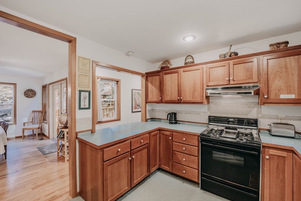 51sl - Ping Pong - Fireplace - D/w - W/d - Sleeps 8 3 Bedroom Home by RedAwning
