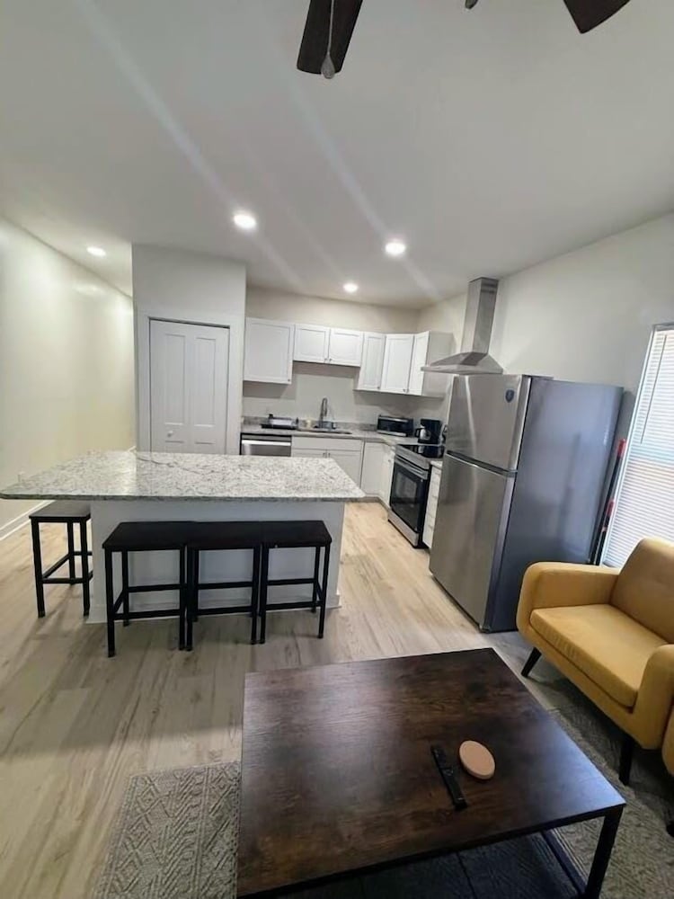 Newly Renovated 2 Bedroom - A Seasoned Superhost