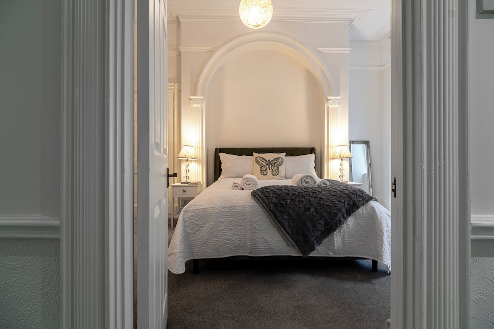 Garden Flat Apartment in Grosvenor Place
