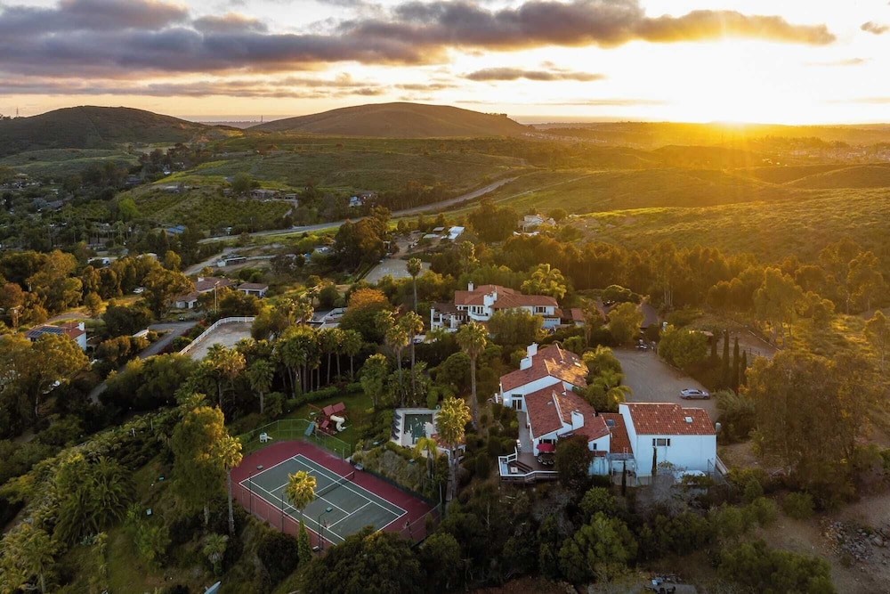 Resort-style Estate w/ Pool, Game Room & Tennis Court Near Wineries The Tennis Ranch by Avantstay