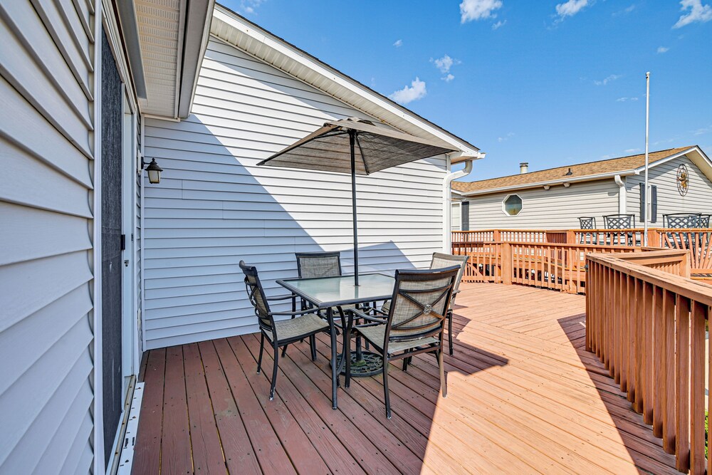 Walk to Surfside Beach: Home w/ Pool Access