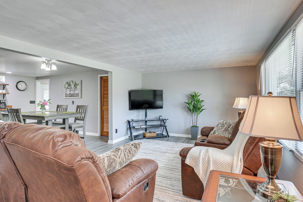 Fish, Hike & Golf: Leisurely Navarre Home w/ Yard!
