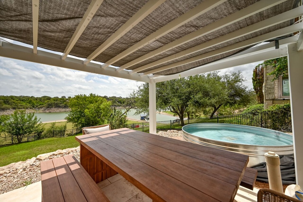 Luxury Lakefront Home-private Dock - Dipping Pool! - Property Image 15