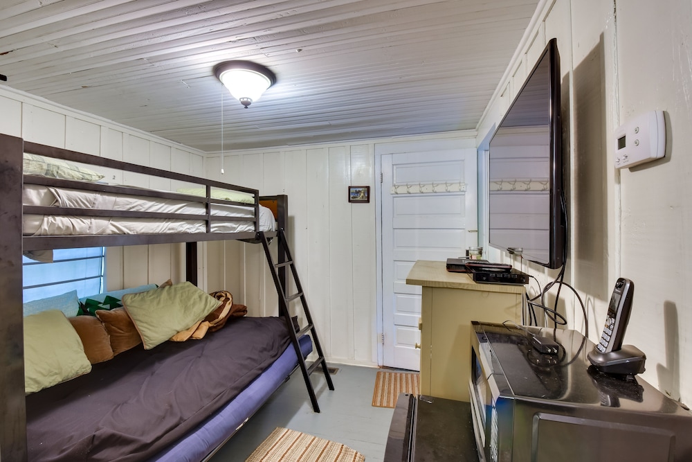 Log Cabin Rental Near Table Rock State Park! view 2