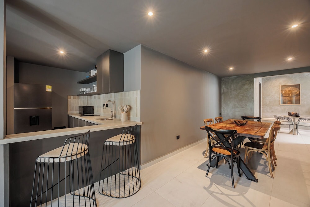 10th Street 3 Bedroom Jacuzzi & Billiard