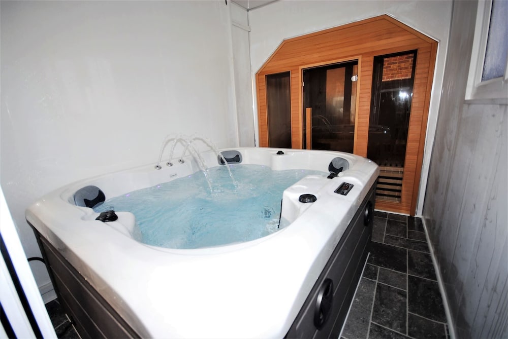 Charming Retreat With Hot Tub & Sauna Sleeps 4