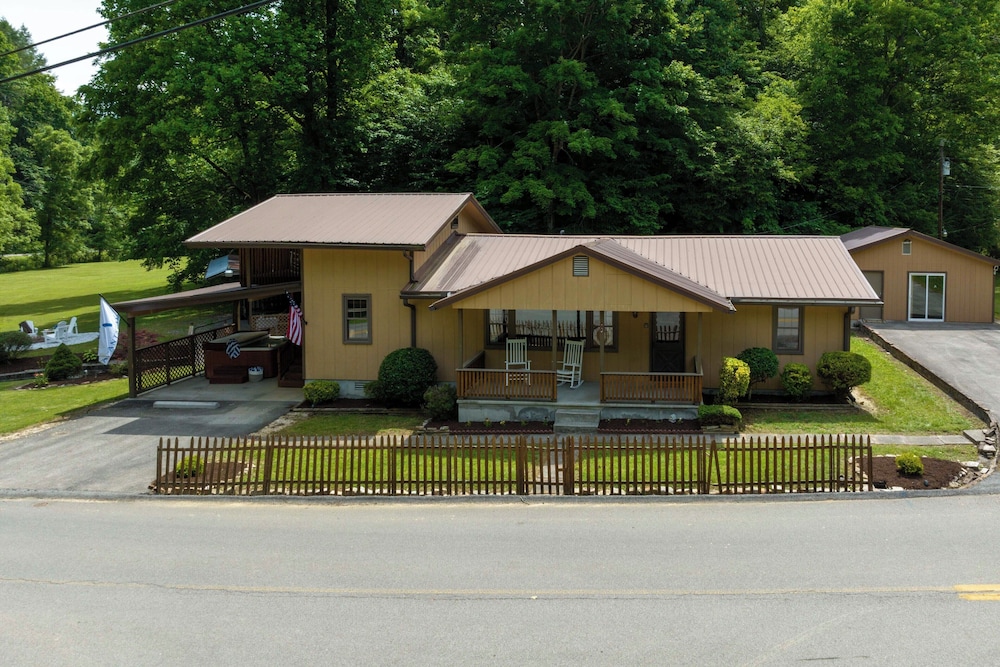 2 Mi to Dtwn: Spacious Gatlinburg Home w/ Hot Tub!