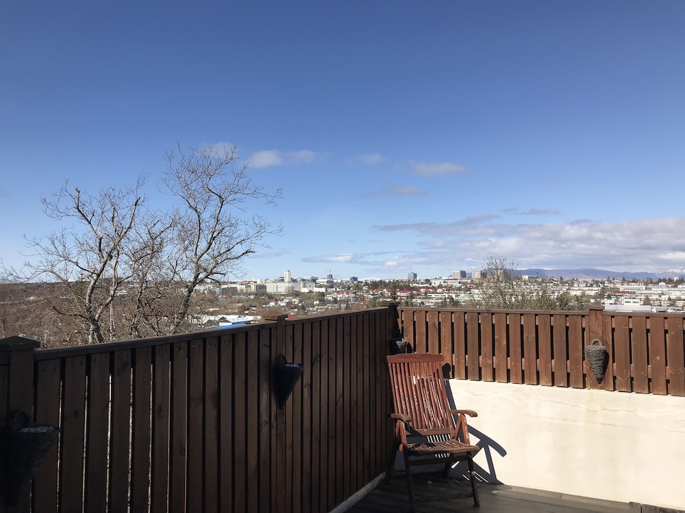 ICELAND SJF Villa , Hot tub & Outdoor Sauna Amazing Mountains View - 15 min to downtown