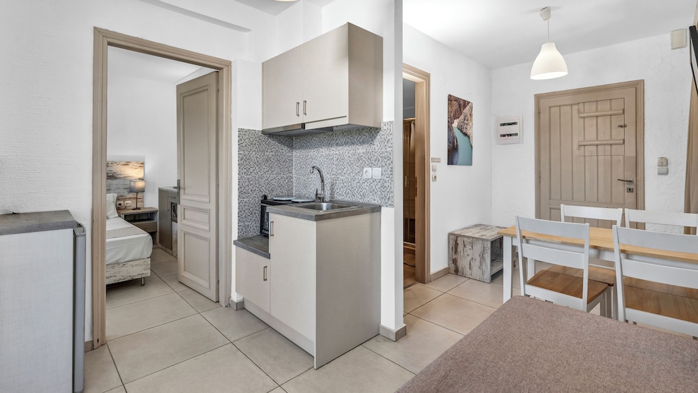 Evina Rooms & Suites