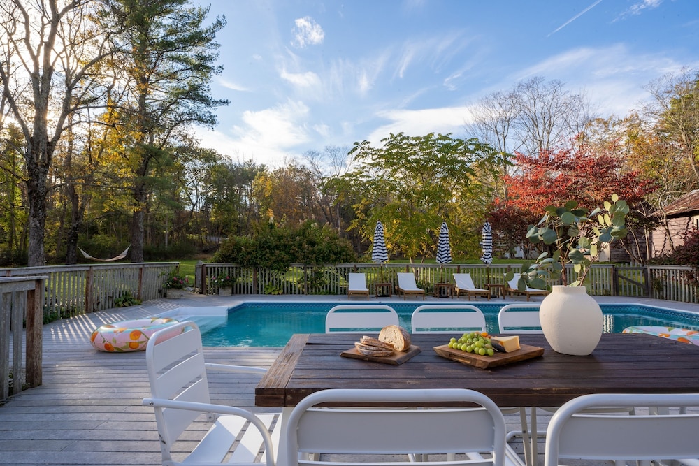Cortland by Avantstay Charming Heritage Estate w Private Lake Pool