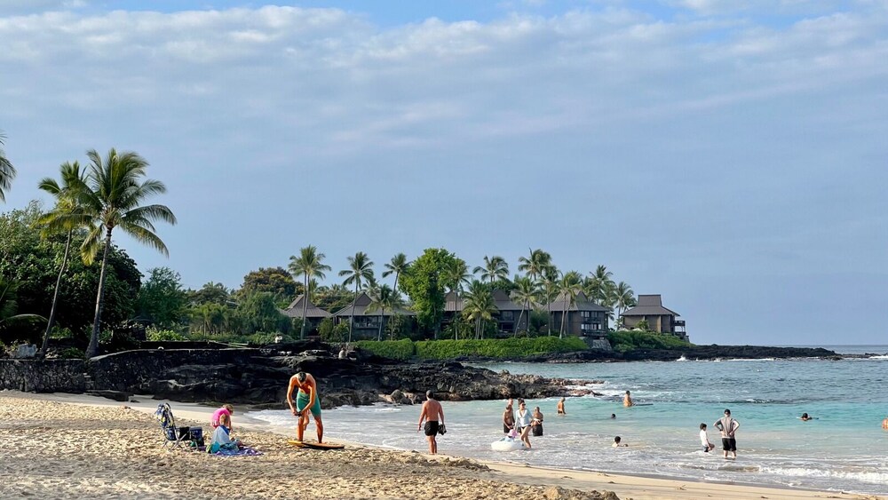 Sophisticated Oceanfront Retreat - Air-conditioned - Walk to Beach - Vrkcv