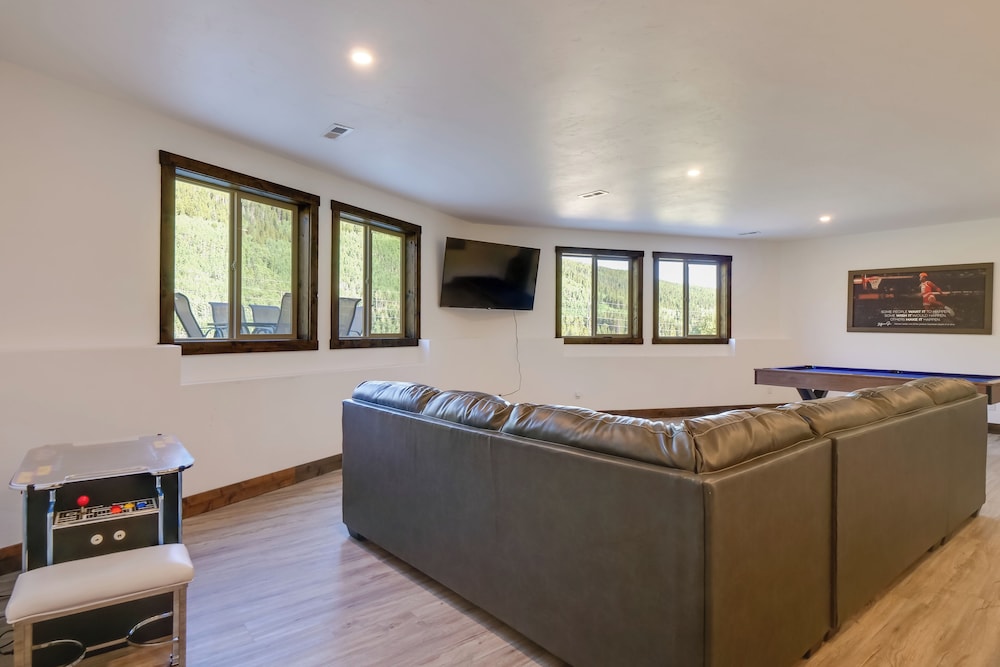 Aspen Grove Views: Spacious Duplex 5 Mi to Breck