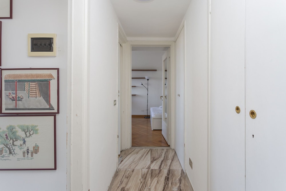 Skyline view Biancamano 1 bdr with balcony by Rentopolis