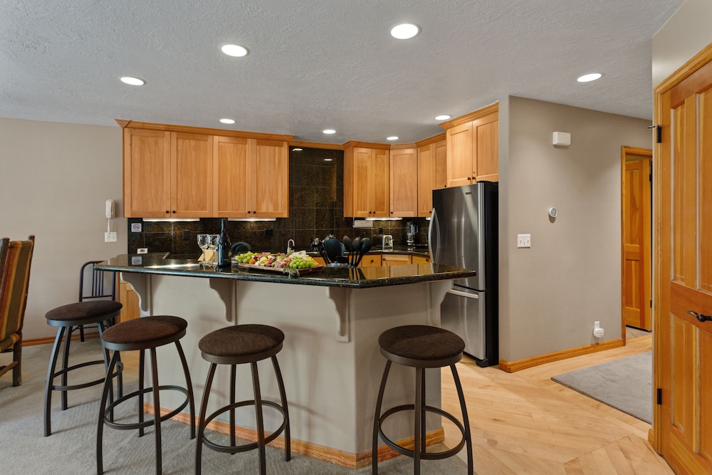 Deer Lake Village at Deer Valley Resort - Three Bedroom Condo with Loft and Hot Tub #2473 3 Condo